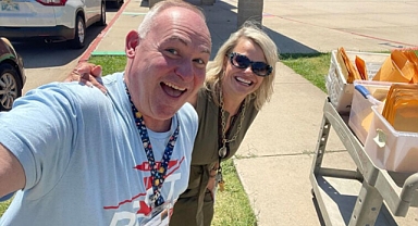 Drag queen olarak performans sergileyen okul müdürü istifa etti