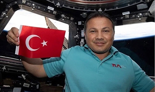 Türkiye'nin ilk astronotu Alper Gezeravcı, Dünya'ya iniş yaptı