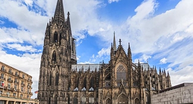 Köln'de çalışan Türk işçilerinden tarihi girişim: Dom Katedrali'nde bayram namazı