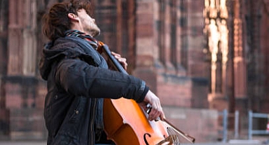  New York Metro Müzisyeni Saldırıya Uğradı: Çello Çalma Performanslarını Askıya Alıyor