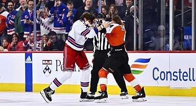 NHL maçında New York Rangers ve Philadelphia Flyers arasında büyük kavga