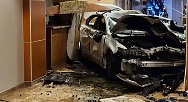 Teksas'ta korkunç kaza: Araba hastanenin acil servisine girdi!