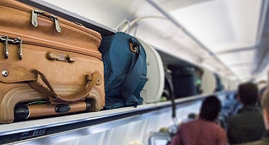 Uçakta akılalmaz olay: Yolcuların üstüne kurtçuk döküldü!