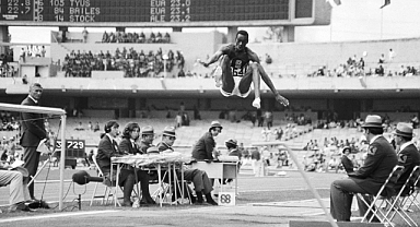  Uzun atlama efsanesi Bob Beamon'ın altın madalyası rekor fiyata satıldı