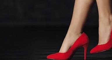 ABD'de erkek polisler kadına karşı şiddeti topuklu ayakkabılarla protesto etti