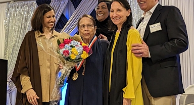 Chicago Müslüman Komünitesi'nden Dr. Shakeela Hassan'a ömür boyu başarı belgesi