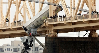 Köprüde asılı kaldı: Clark Memorial Köprüsü'nde kurtarma operasyonu gerçekleştirildi
