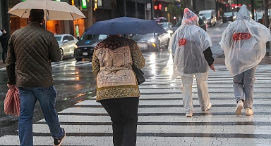 New York'ta yoğun yağış alarmı: Okullar açık, ancak su baskınlarına karşı önlem alınacak