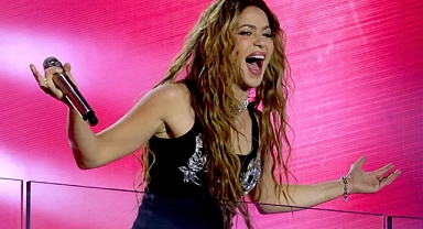 Shakira sürpriz bir konserle Times Meydanı'nı salladı!