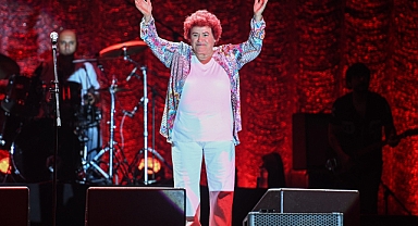 Türk müziğinin efsanevi ismi Selda Bağcan, ilk Amerika turnesine hazırlanıyor