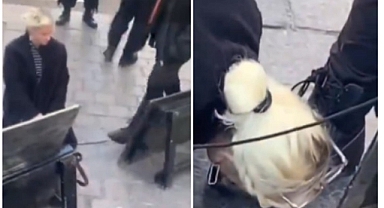 ABD'de Bir Kadın, Sokaktan Geçen Erkeklerin Ayağını Öptü!