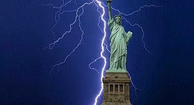 ABD'nin sembolü olan Özgürlük Heykeli'ne Yıldırım Düştü