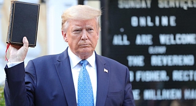 Dindar Amerikalılar, Trump'ın İncil Satışına Tepki Gösterdi