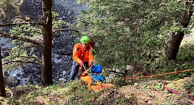 Eşiyle Yürüyüş Yaparken 90 Metre Yükseklikten Düştü!