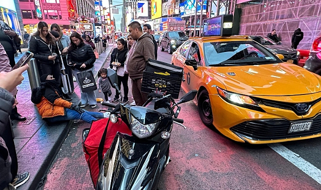 Manhattan'ın İşlek Caddesinde Kaza: Taksici İle Kurye Çarpıştı