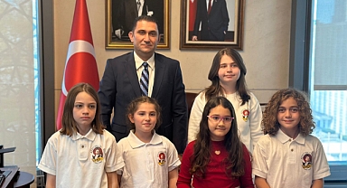 New York Atatürk Okulu öğrencilerinden New York Başkonsolosu Sayın Reyhan Özgür'e 23 Nisan Ziyareti