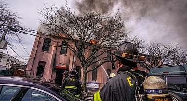  New York Kilisesi Alevlere Teslim Oldu: Paskalya Ayini Sırasında 5 Kişi Yaralandı