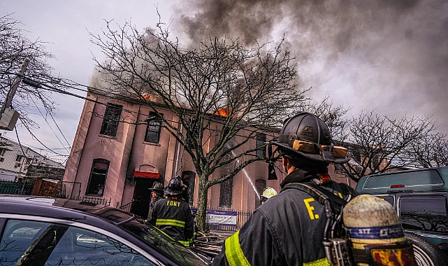 New York Kilisesi Alevlere Teslim Oldu: Paskalya Ayini Sırasında 5 Kişi Yaralandı