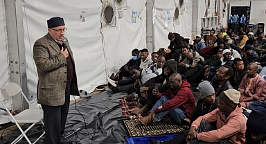 Sığınma Kampında Kalan Afrikalı Müslümanlar, Cuma Namazı İçin Protesto Düzenledi: İmam Ahmet Dönmez Namaz Kıldırdı