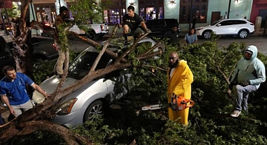 Fırtınanın Ardından Houston'da Hayat Durdu: Okullar Kapalı, Birçok Ev Hâlâ Elektriksiz