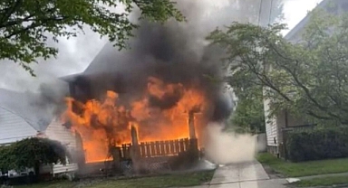 Hiç Düşünmeden Alevlerin Arasına Atladı: 11 Aylık Bebeği Kurtardı!