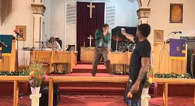 Kilisede Suikast Girişimi: Papaz Şans Eseri Kurtuldu!