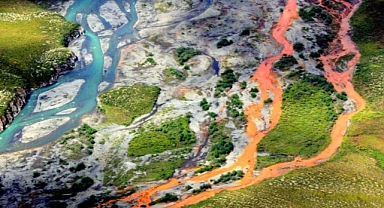 Küresel Isınma Alaska'da Buzul Nehirlerini Turuncuya Boyuyor: Bilim İnsanları Uyarıyor!