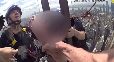 Manhattan'da Gökdelenin Cam Korkuluğuna Sıkışan Kadın Operasyonla Kurtarıldı