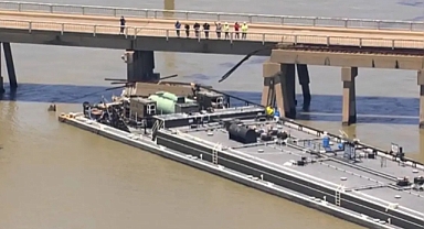 Teksas'ta Köprü Faciası: Dev Mavna Köprünün Ayaklarına Çarptı!