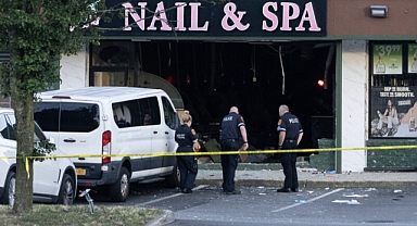 New York'ta Bir Araç Manikür Salonuna Daldı: 4 Ölü 9 Yaralı Var!