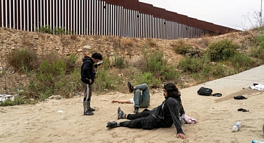 Türkiye'den ABD'ye Kaçak Yollarla Giren Göçmenler, Sınır Duvarından Düşüp Yaralandı!