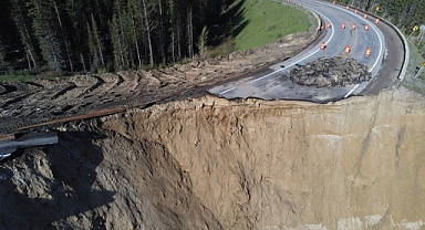 Wyoming'de Toprak Kayması Sonucu Karayol Çöktü!