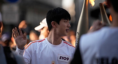 K-Pop Yıldızı BTS'ten Jin, Paris Olimpiyatları'nda Meşaleyi Taşıdı!