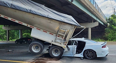 Damperli Kamyon Köprüye Çarptı: Bir Otomobil Kamyonun Altında Kaldı!