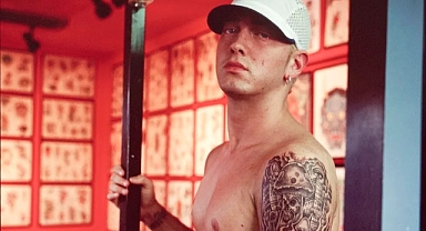 Eminem Slim Shady'ye Veda Etti: Türk Hayranları Lokma Dağıttı!