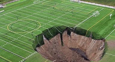 Futbol Sahasında 30 Metrelik Dev Obruk Oluştu!