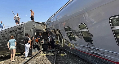 Kamyona Çarpan Tren Raydan Çıktı 100 Kişi Yaralandı