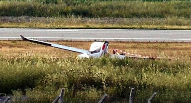 Acil İniş Yapan Uçağa Otoyolda Otomobil Çarptı