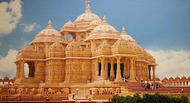 Amerika Vizesi İçin Tapınakta Dua Kuyruğu