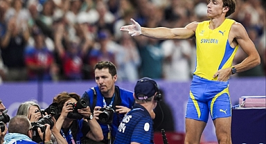 Armand Duplantis Olimpiyat Rekorunu Kırdı Yusuf Dikeç Pozu Verdi