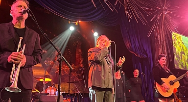 Russell Crowe'un "Indoor Garden Party" Konseri New York'u Salladı!