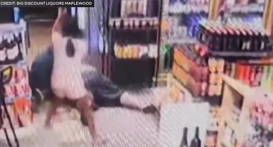 Silahlı Soyguncuya Beyzbol Sopasıyla Saldırdı: 8 Yaşındaki Kız Babasını Böyle Kurtardı!