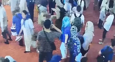 Sultanahmet Camii'nde Akılalmaz Olay Turist Turisti Soydu