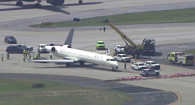 ABD'de 2 Yolcu Uçağı Pistte Çarpıştı