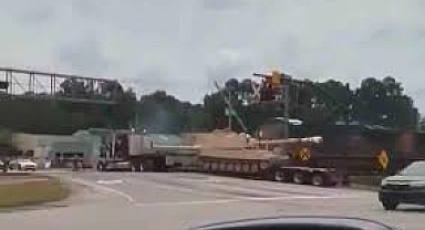 Tank Taşıyan Kamyona Tren Çarptı Sürücü Son Anda Kurtuldu