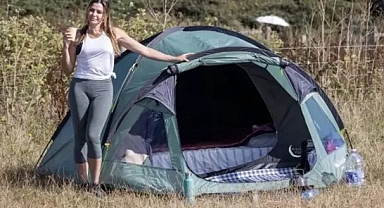 Yılın Modeli Seçilmişti Artık Çadırda Yaşıyor