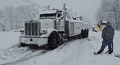 Kar ve tipi I-5 karayolunu vurdu, sürücüler mahsur kaldı