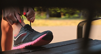 Ayakkabı Bağcıkları ve Yere Sürten Bakteriler: Sağlığınız İçin Tehlike Oluşturuyor