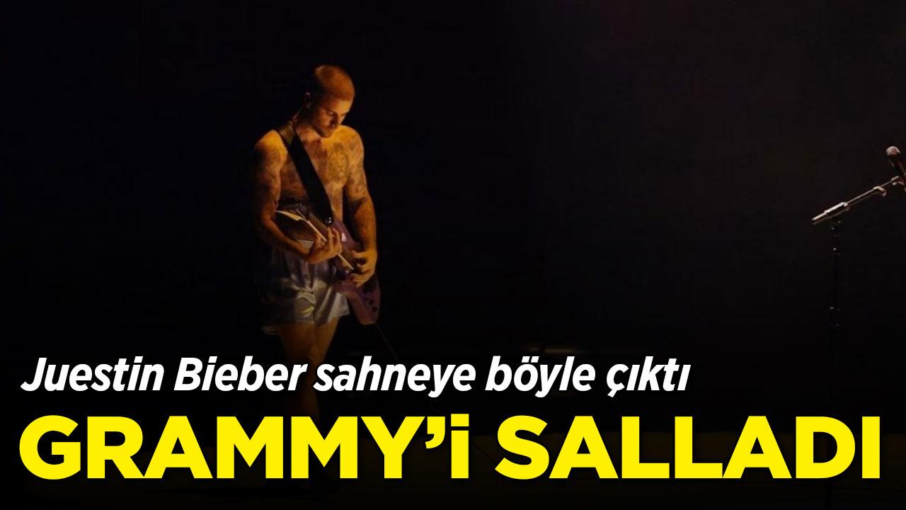 Justin Bieber Grammy sahnesine iç çamaşırıyla çıktı