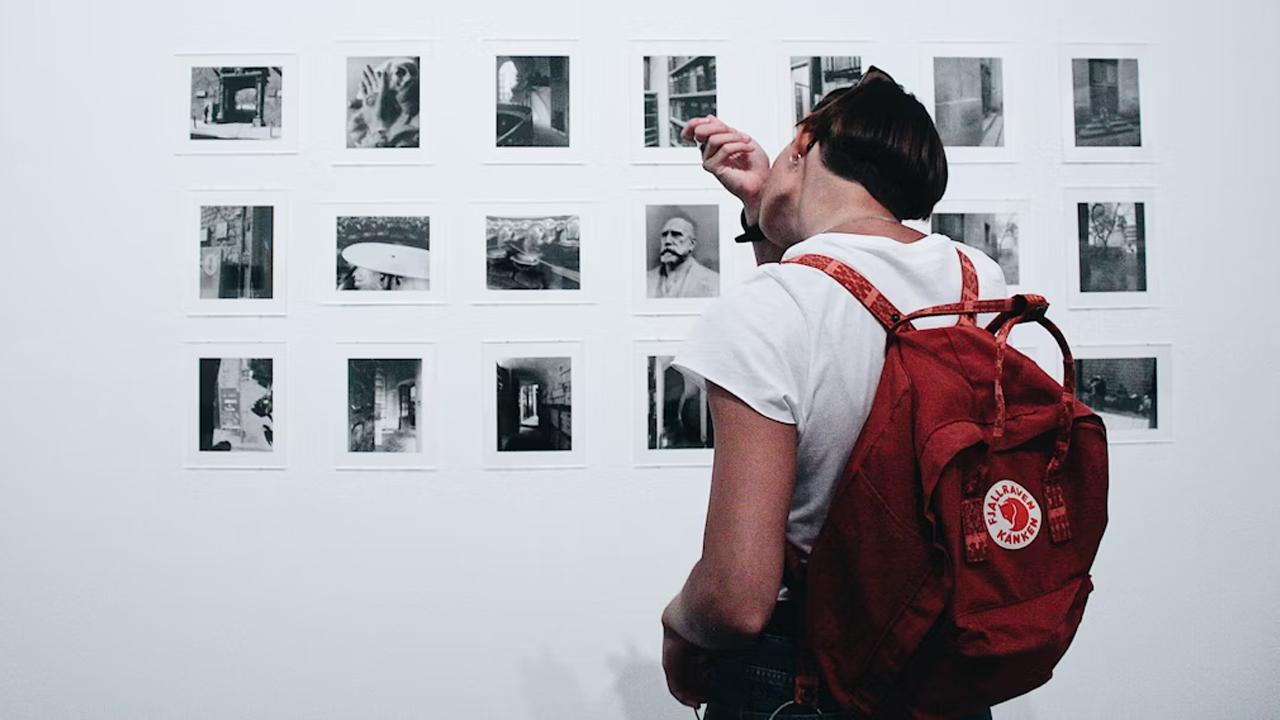 ABD'de sanat sergisinde sıra dışı protesto: Eserleri söküp yiyen öğrenci tutuklandı